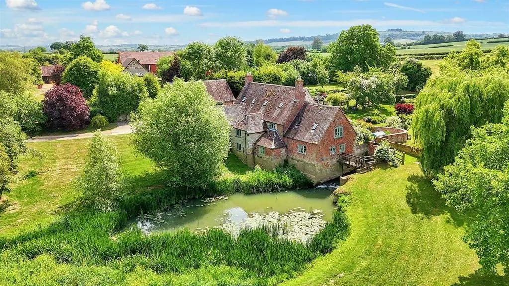 Rodinný dům s velkým pozemkem – fotka 10